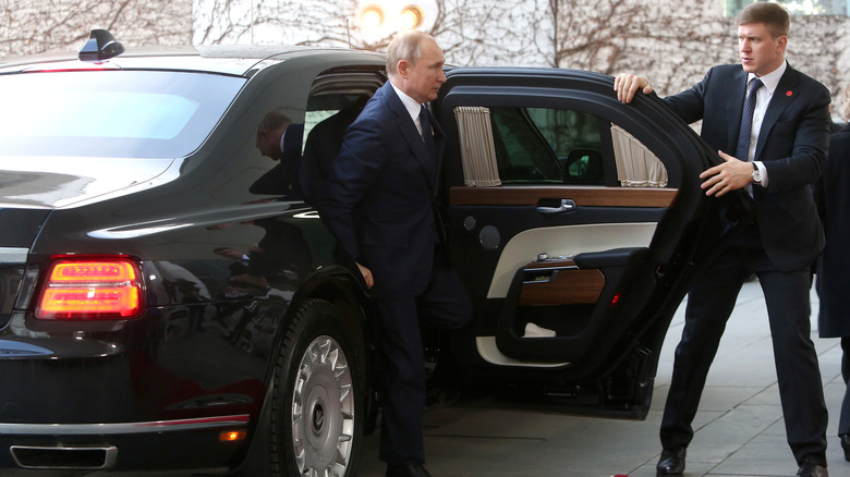 Putin getting out of car