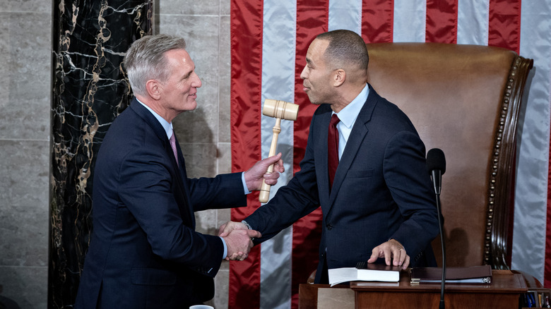 Kevin McCarthy shakes hands with Hakeem Jeffries