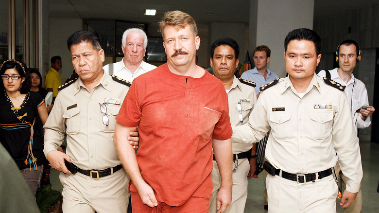 Viktor Bout escorted by police 
