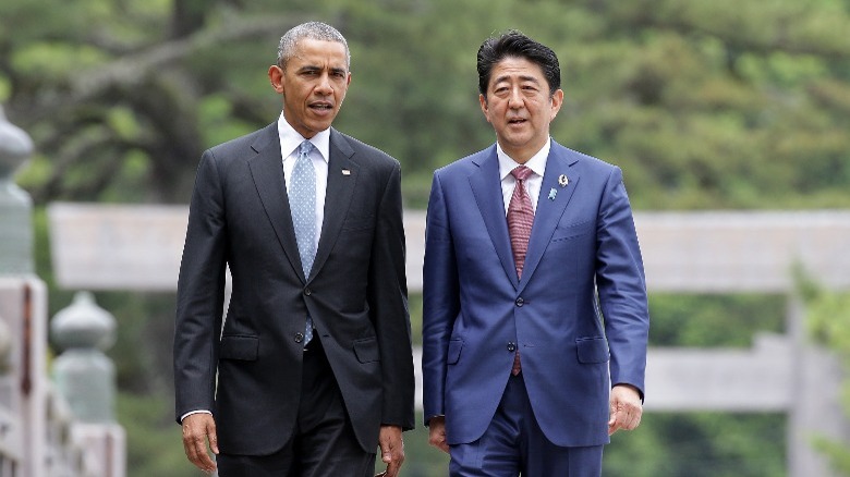 Barack Obama Shinzo Abe walking