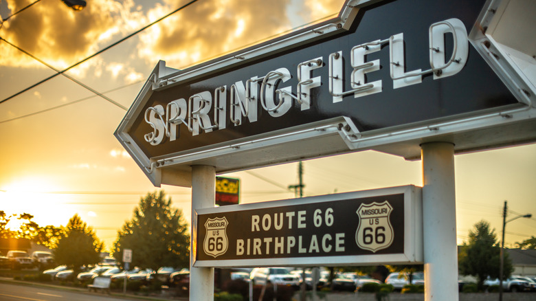 a sign welcomes visitors to springfield missouri