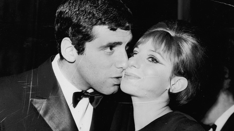 Elliot GOuld kissing Barbra Streisand's cheek